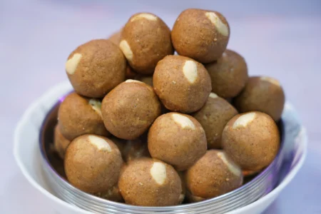 बेसन लाडू